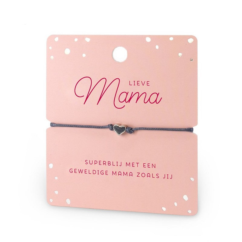 Grijs koordarmbandje met zilverkleurig hartje op een roze kaart met de tekst 'Lieve Mama'.