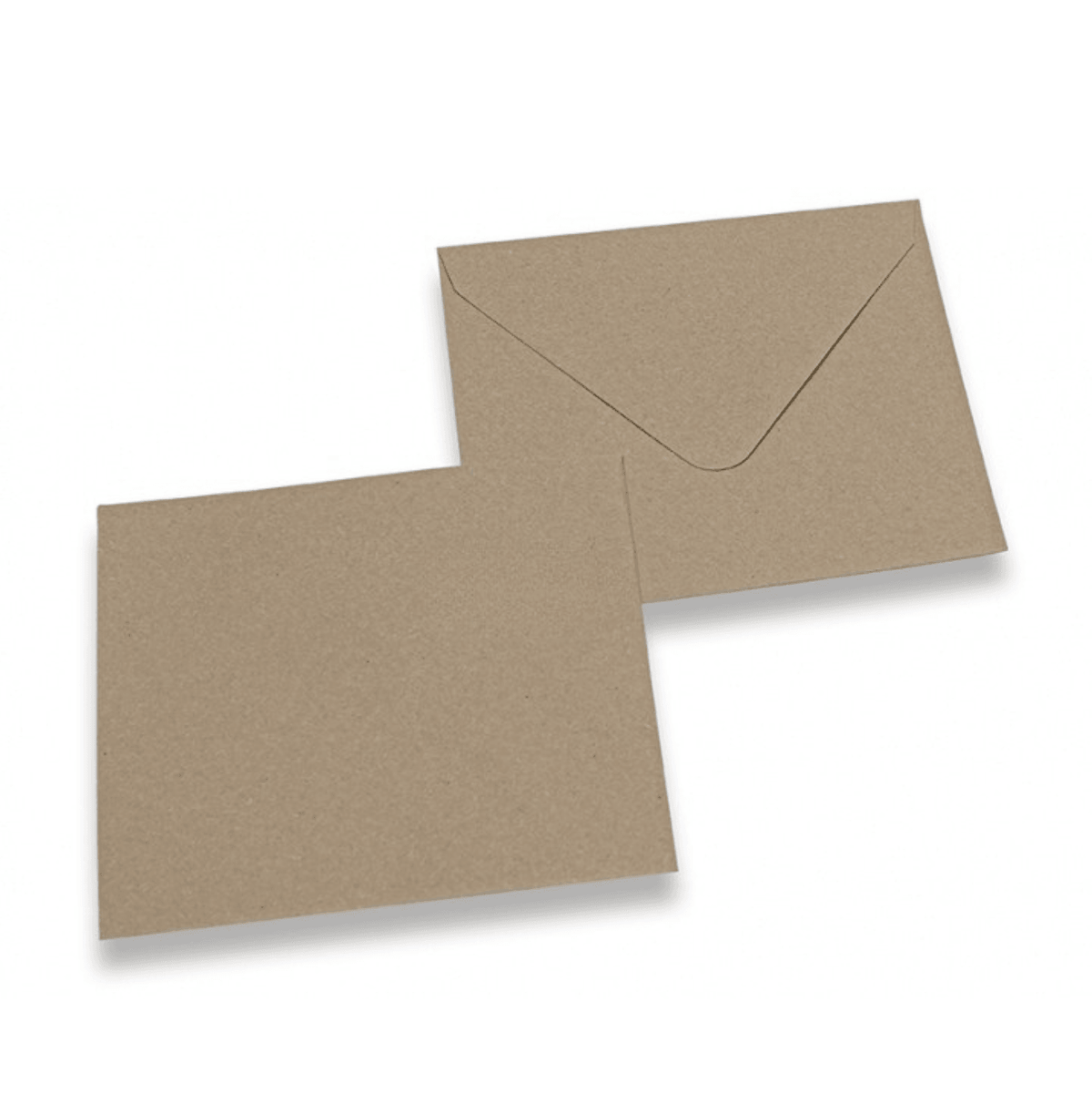 Voor- en achterzijde van de kraftkleurige envelop bij de babyromperkaart op een witte achtergrond.
