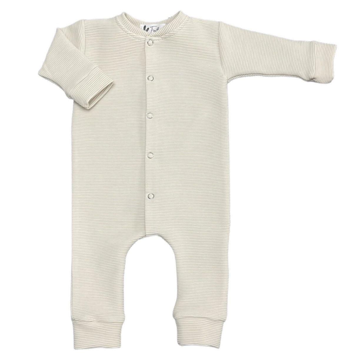 Beige boxpakje met ribstructuur, lange mouwen, drukknoopsluiting aan de voorkant en boorden aan de pijpen.