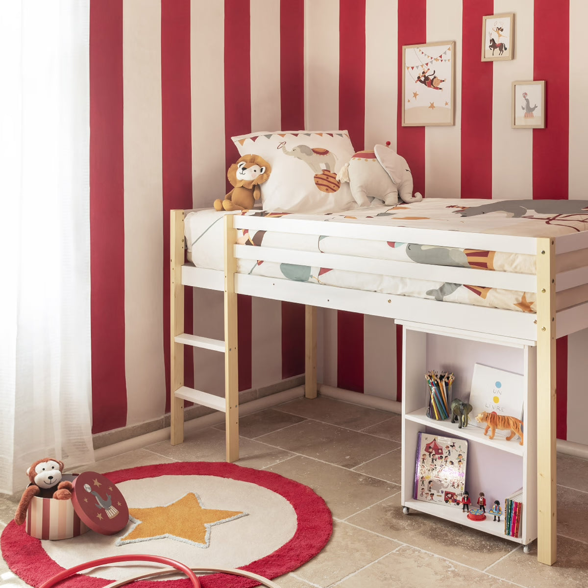 Circus dekbedovertrek op een houten hoogslaper met knuffels, in een kinderkamer met rood-wit gestreepte muren.