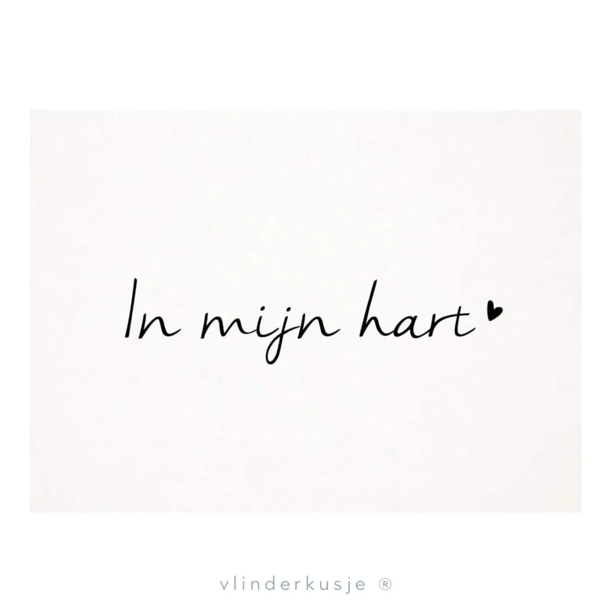 Wit kaartje uit Gedichtendoosje Vol Troost met de zwarte, handgeschreven tekst ‘In mijn hart’ en een klein hartje.