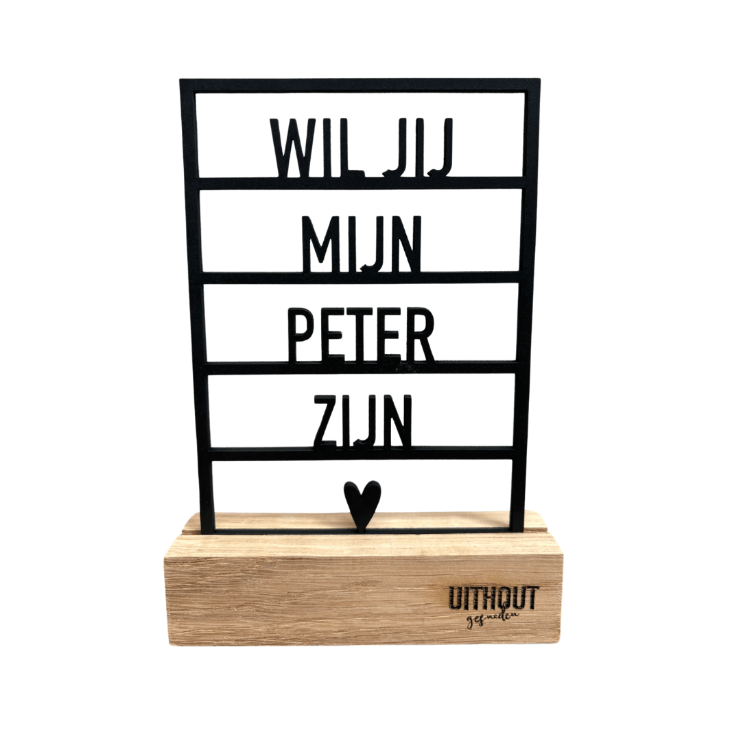 Zwart houten frame met de tekst ‘Wil jij mijn peter zijn?’ en een hartje, op een eiken standaard.