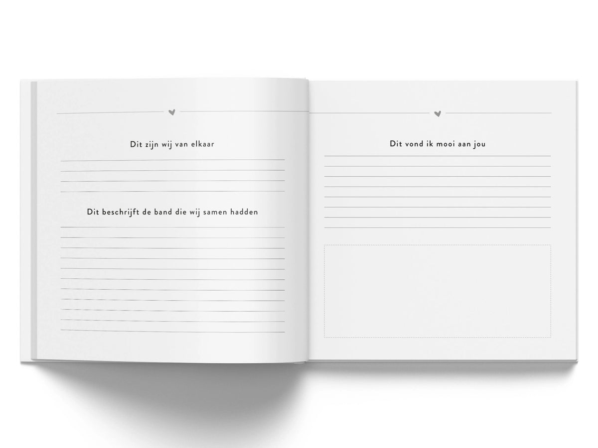 Open invulboek ‘Ik mis je zo’ met vragen over jullie band, schrijflijnen en een leeg kader.