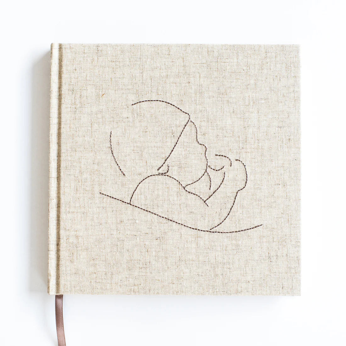 Invulboek Mijn Eerste Jaar met lichtbeige cover, lijntekening van ouder en baby en een leeslint.