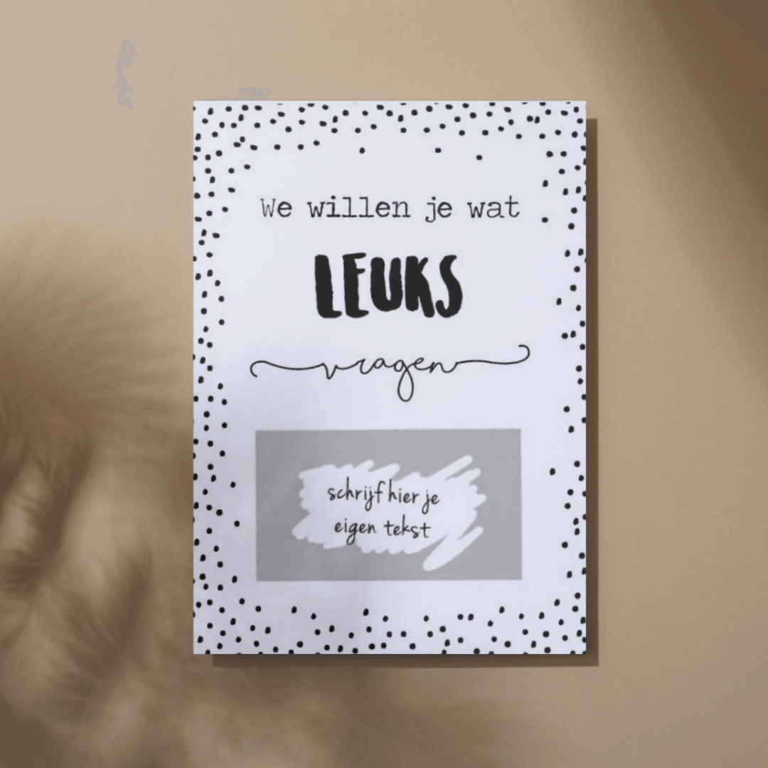 Witte kraskaart met zwarte stippen, de tekst ‘We willen je wat leuks vragen’ en een grijs vak voor je eigen tekst.