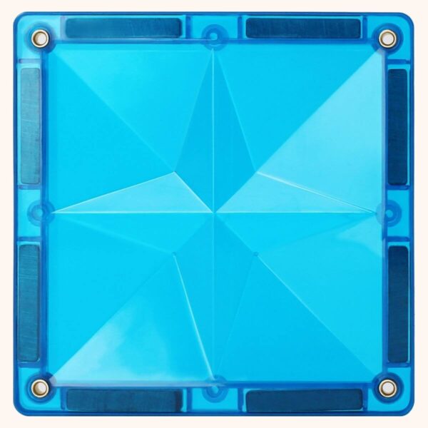 Blauw vierkant magnetisch bouwblok met facetpatroon en zichtbare magneten langs de randen.