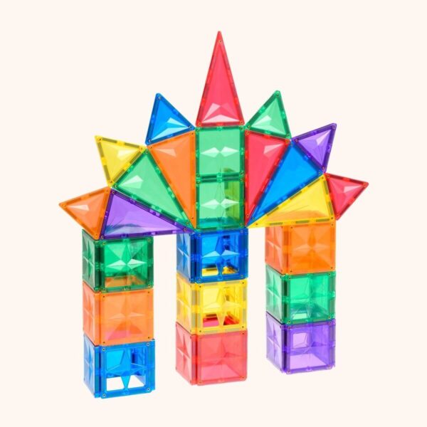 Kleurrijk bouwwerk van Coblo magnetische bouwblokken met drie zuilen en een waaier van driehoeken.