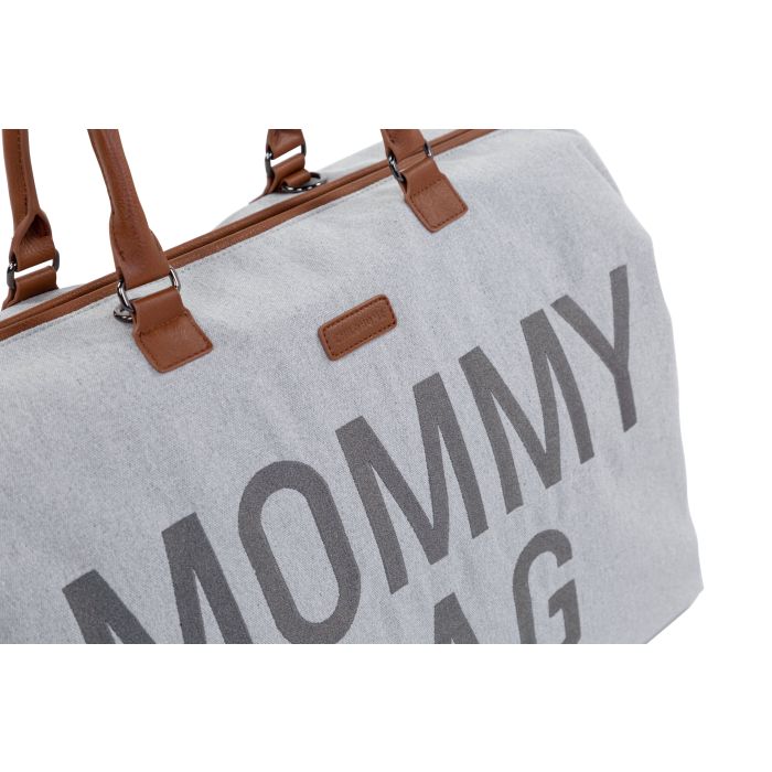Detail van de grijze Mommy Bag verzorgingstas met bruine handvatten en grote donkere letters op de voorkant.