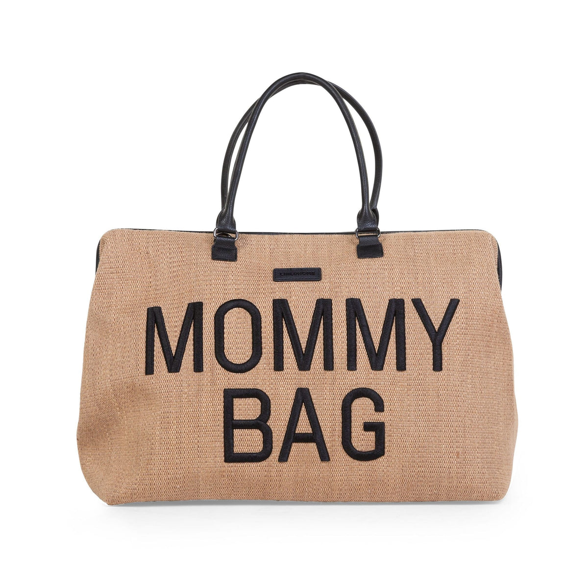 Voorkant van de beige Mommy Bag verzorgingstas met raffialook, zwarte letters en zwarte handvatten.
