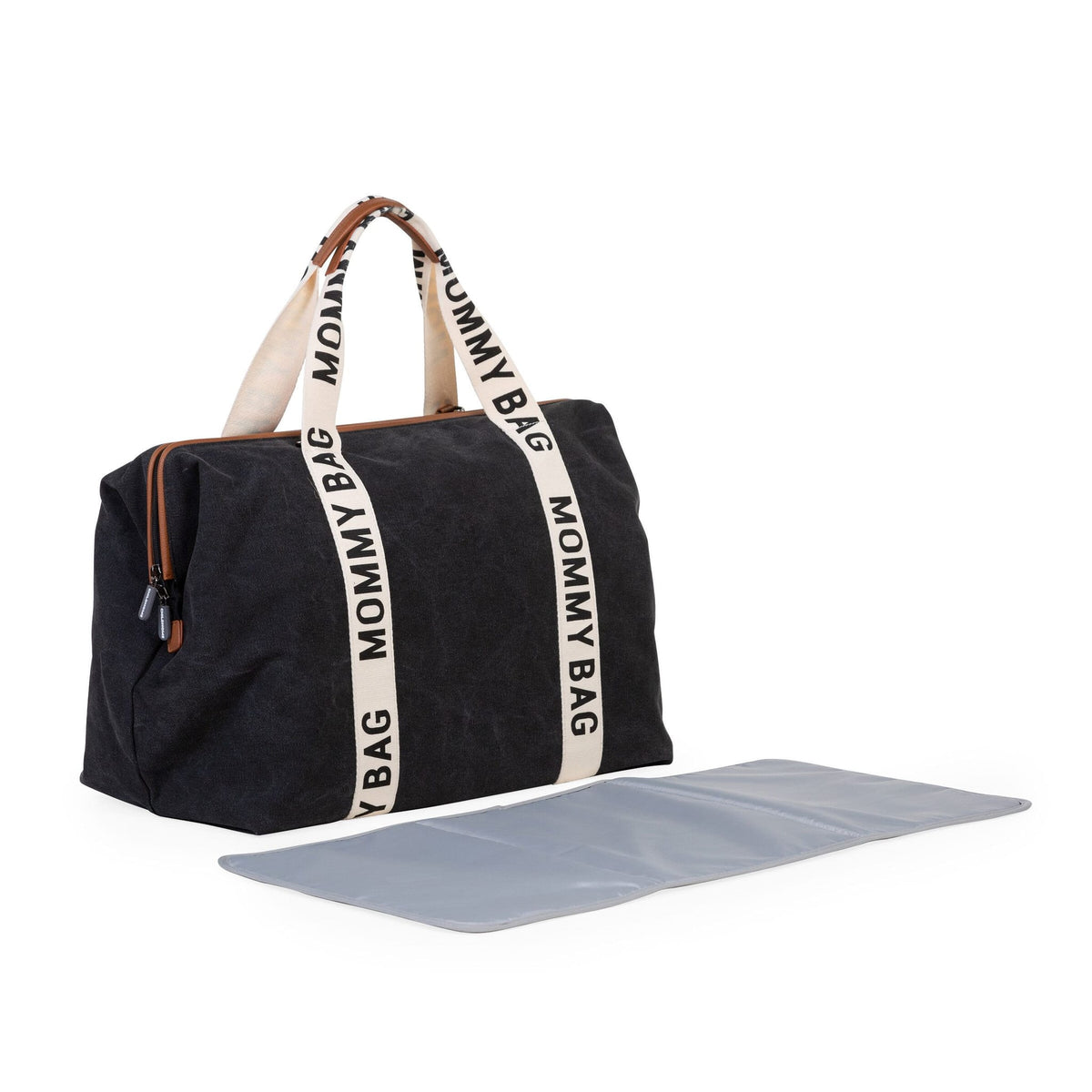 Zwarte Mommy Bag Signature verzorgingstas met crèmekleurige draagriemen en een grijs verzorgingsmatje ernaast.