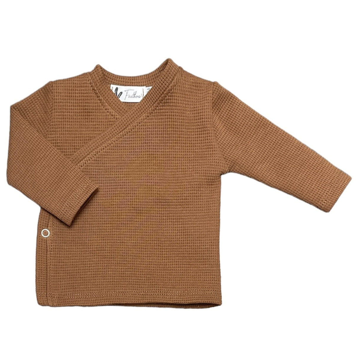 Bruin overslagshirtje met wafelstructuur, lange mouwen en een drukknoop aan de zijkant.