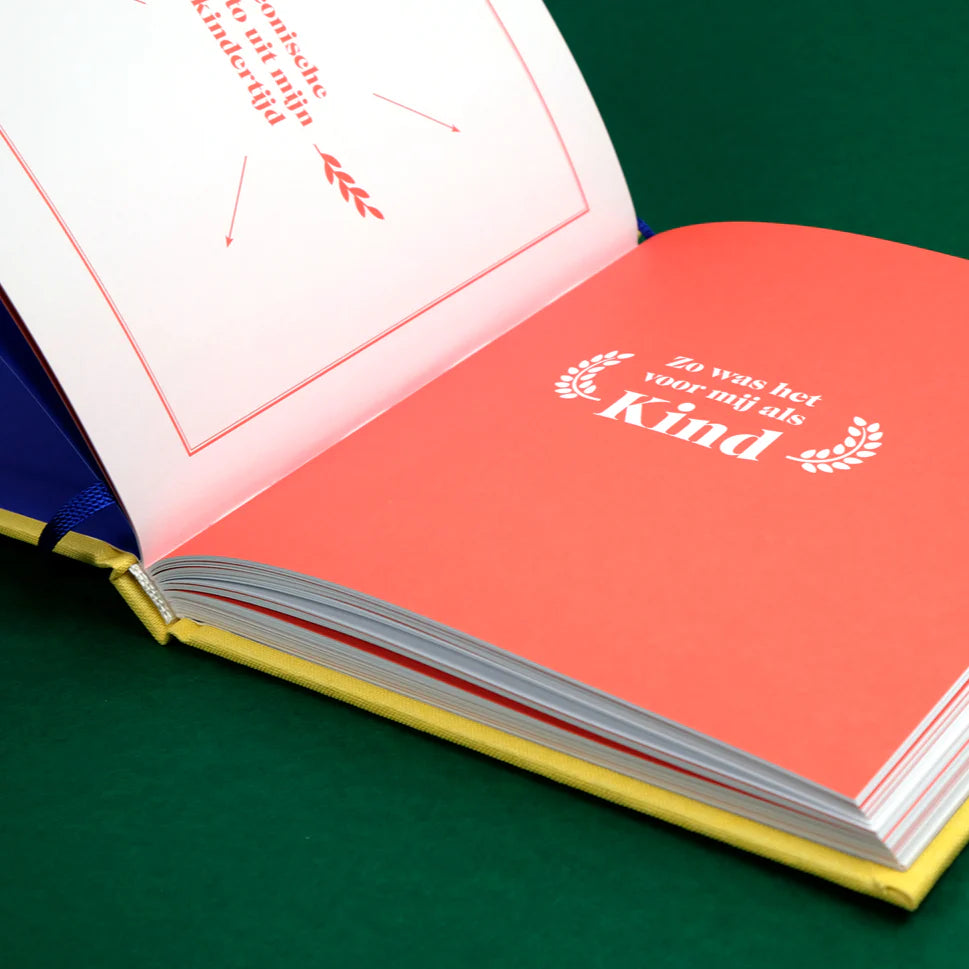 Open Papa Boekje met koraalrode pagina met de tekst ‘Zo was het voor mij als kind’ op een groene ondergrond