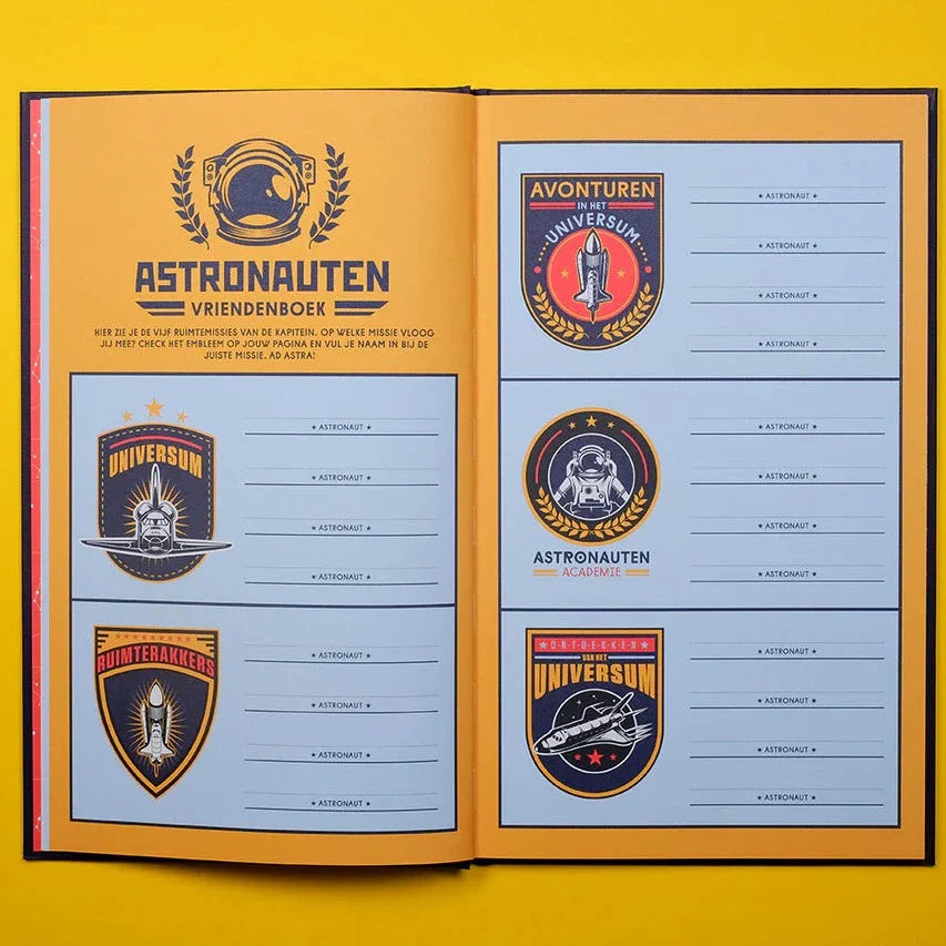 Opengeslagen astronautenvriendenboek met oranje en lichtblauwe pagina's, ruimte-emblemen en invullijnen.