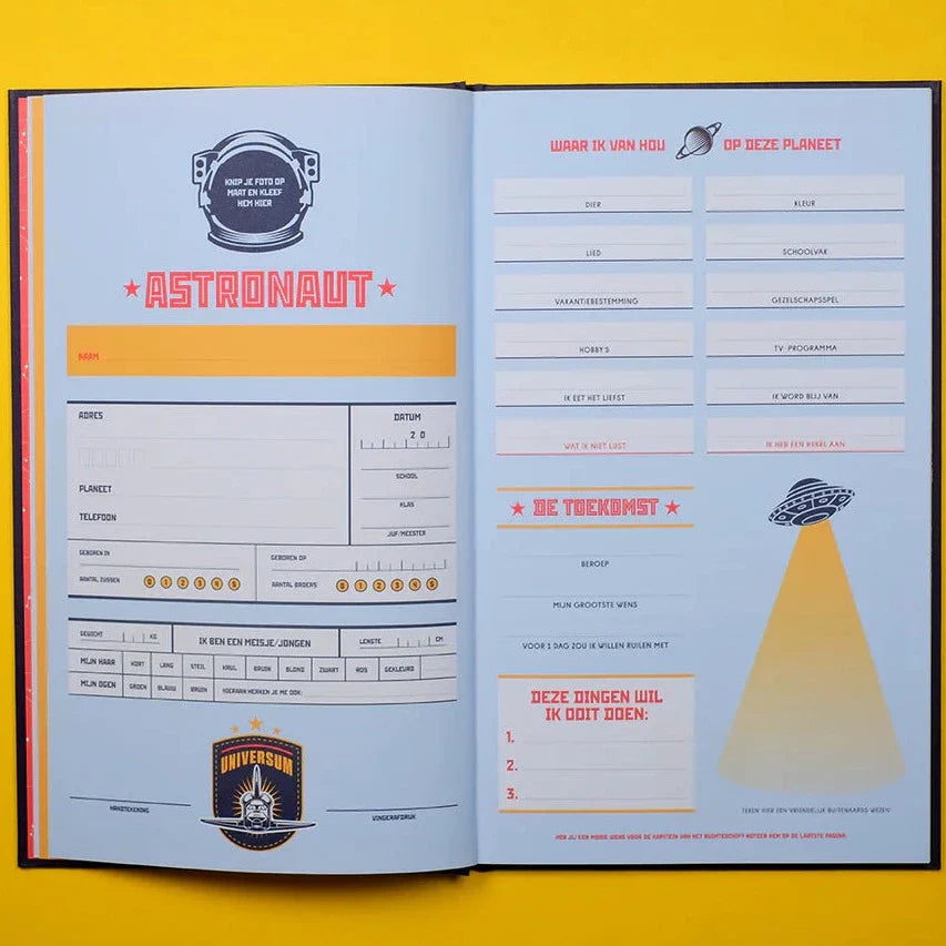 Invulpagina's van het astronautenvriendenboek met vragen over jezelf, je favorieten en je toekomst.