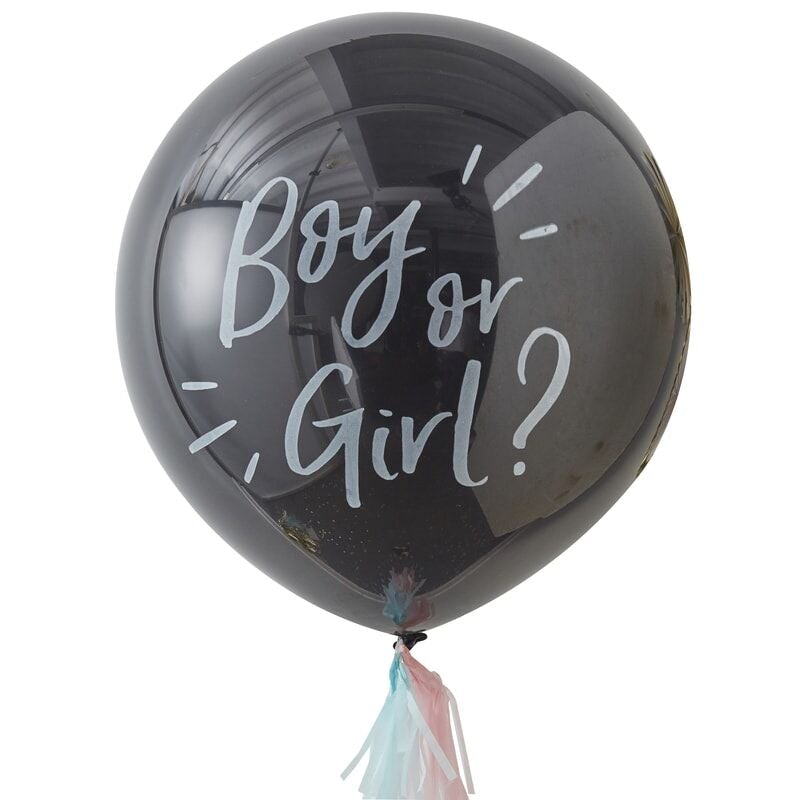 Zwarte gender reveal ballon met witte tekst ‘Boy or Girl?’ en roze en blauwe kwastjes tegen een witte achtergrond