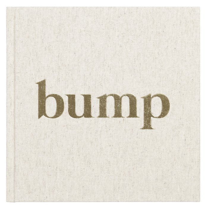 Voorkant van het Bump zwangerschapsinvulboek met naturelkleurige linnen kaft en goudkleurige titel.