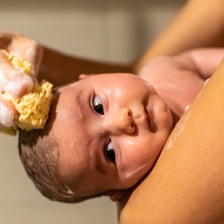 De voordelen van een badje en babymassage: rust, ontspanning en verbinding