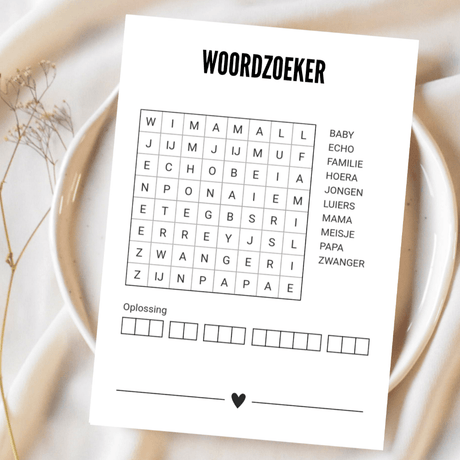 Witte A6-woordzoekerkaart om een peter te vragen, op een bord met lichte stof en droogbloemen.
