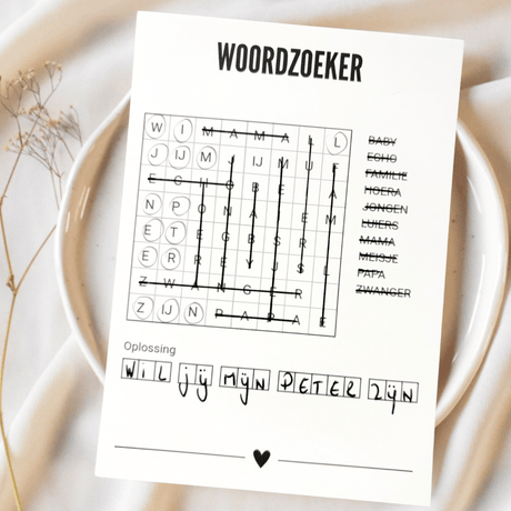 Ingevulde A6-woordzoekerkaart met doorgestreepte woorden en de oplossing ‘Wil jij mijn peter zijn’.