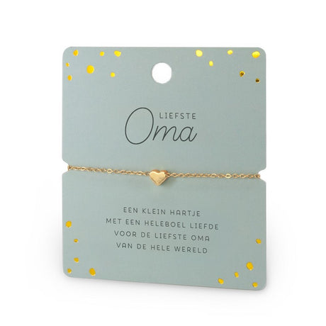 Goudkleurige armband met hartje op een lichtgroene kaart met de tekst ‘Liefste Oma’ en gouden stippen.