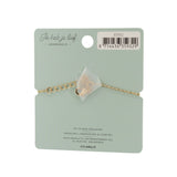 Achterzijde van de lichtgroene kaart met de goudkleurige armband Liefste Oma, sluiting en verlengkettinkje.