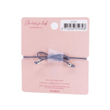 Achterkant van de roze kaart met het grijze armbandje, verstelbare knoop en zilverkleurige kraaltjes.