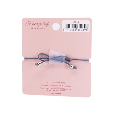Achterkant van de roze kaart met het grijze armbandje, verstelbare knoop en zilverkleurige kraaltjes.