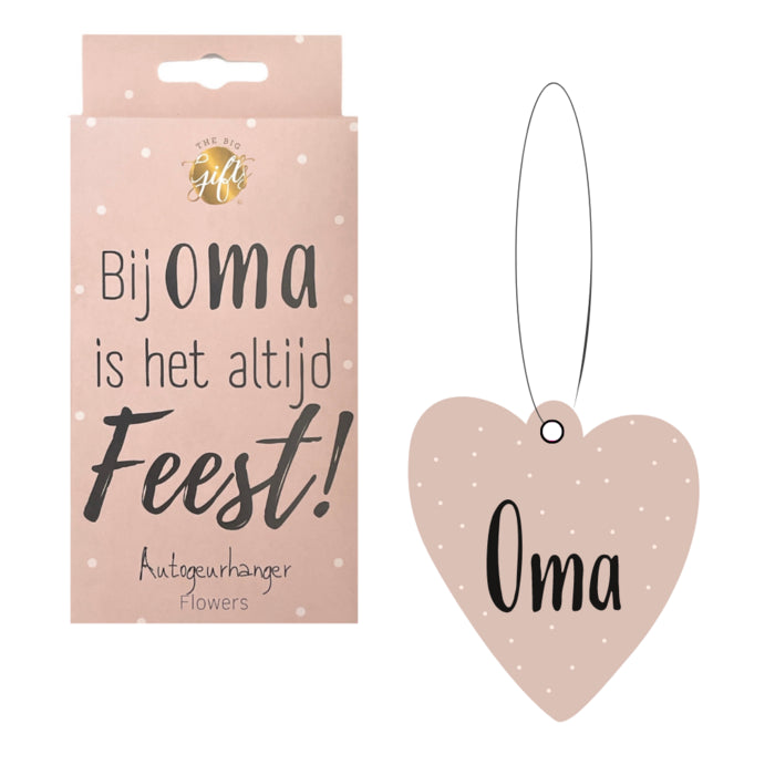 Roze hartvormige autogeurhanger met ‘Oma’ en verpakking met de tekst ‘Bij oma is het altijd feest!’.