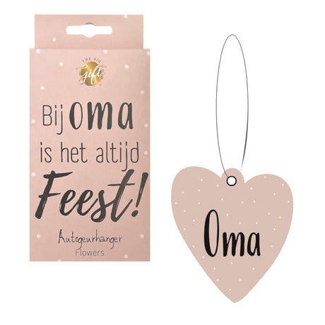 Roze hartvormige autogeurhanger met ‘Oma’ en verpakking met de tekst ‘Bij oma is het altijd feest!’.