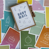 Baby Mail bewaardoosje met sluitlint op kleurrijke mijlpaalkaarten voor onder meer de eerste verjaardag.