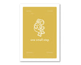 Gele Baby Mail mijlpaalkaart ‘one small step’ met een astronaut en invulvelden voor de eerste stapjes.