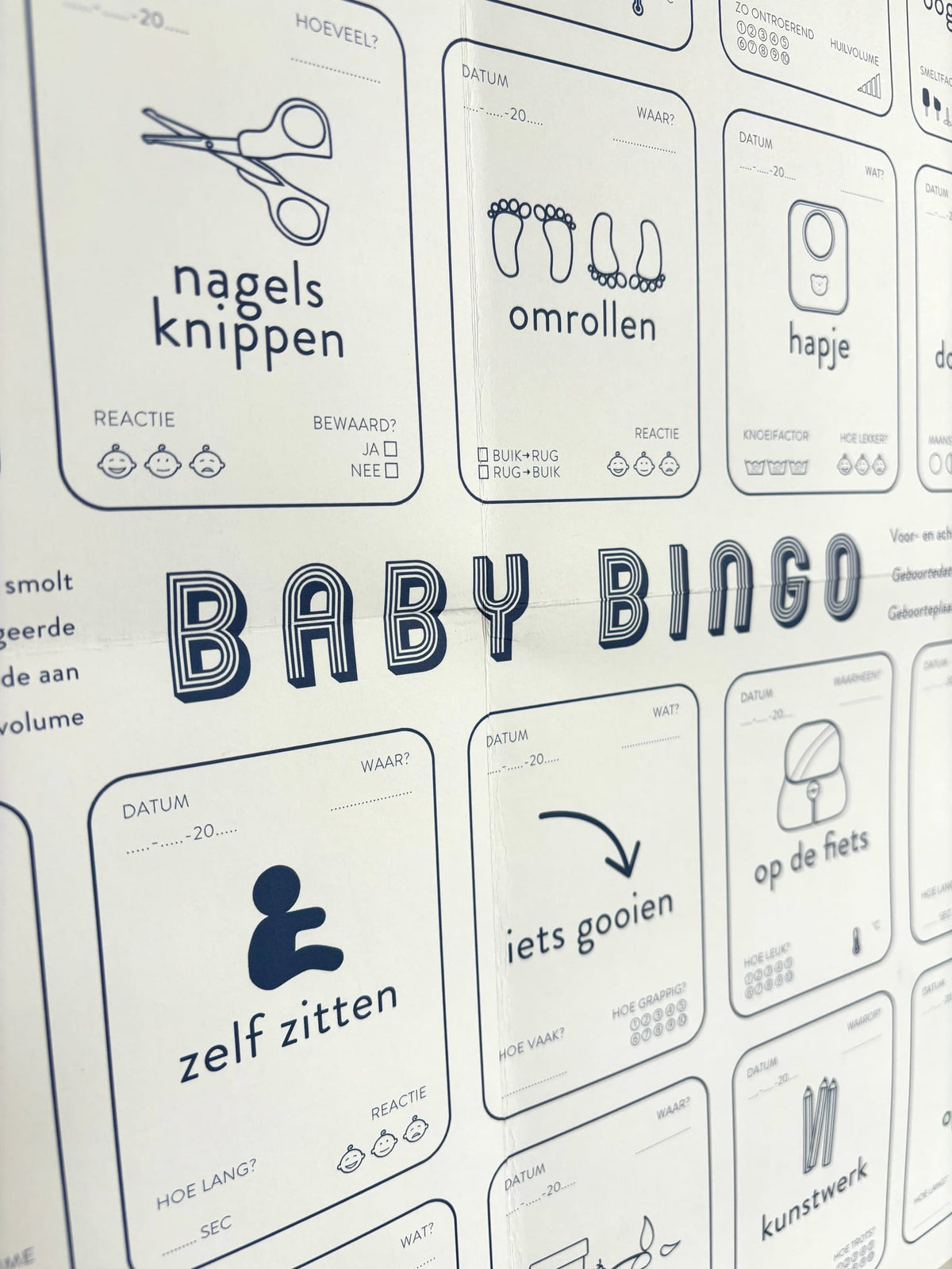 Detail van Baby Mijlpalen Bingo met invulvakjes voor onder meer nagels knippen, omrollen en zelf zitten.