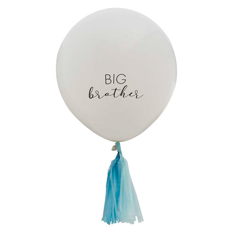 Crèmekleurige ballon met tekst 'Big brother' en blauwe kwastjes tegen een witte achtergrond.