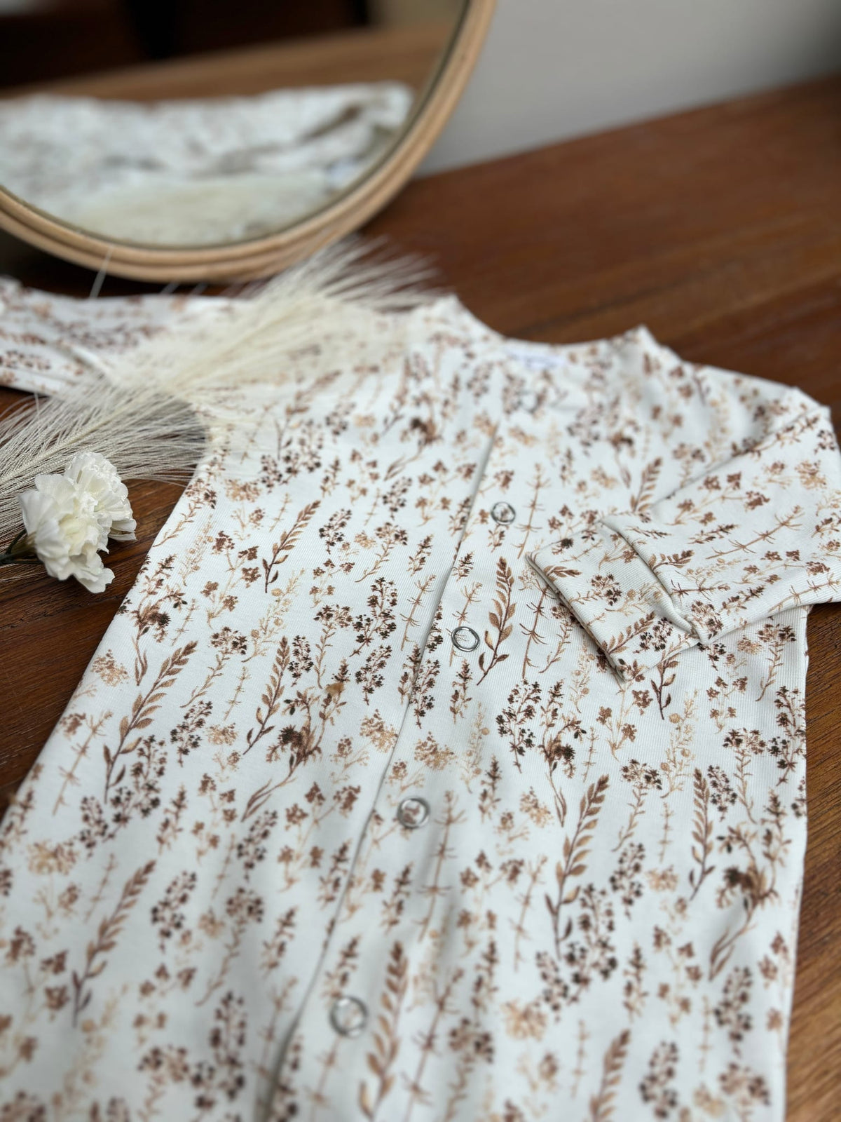 Boxpakje Dried Flowers met bruine bloemenprint en drukknopen, op een houten ondergrond naast droogbloemen.