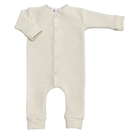 Beige boxpakje met ribstructuur, lange mouwen, drukknoopsluiting aan de voorkant en boorden aan de pijpen.