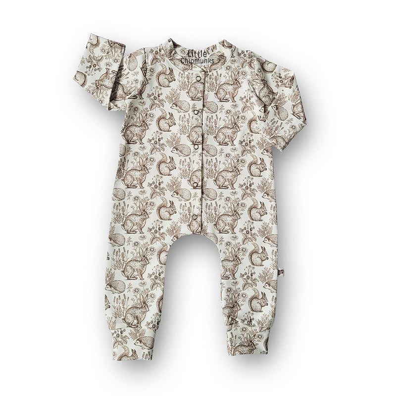 Crèmekleurig Sweet Animals boxpakje met bruine bosdierenprint, lange mouwen en drukknopen aan de voorkant.
