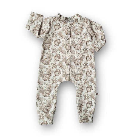 Crèmekleurig Sweet Animals boxpakje met bruine bosdierenprint, lange mouwen en drukknopen aan de voorkant.
