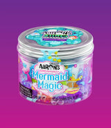 Pot Crazy Aaron's Mermaid Magic wolkenslijm met zilverkleurig deksel op een paarsroze achtergrond.