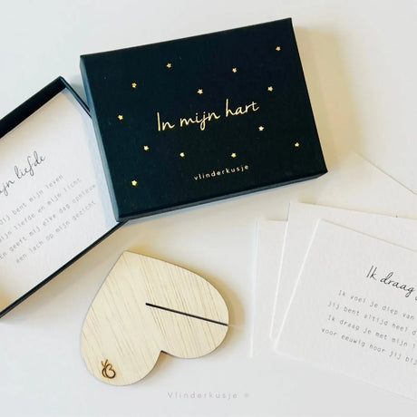 Gedichtendoosje Vol Troost met gouden tekst ‘In mijn hart’, sterretjes, houten hartjeshouder en gedichtkaartjes.