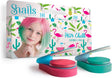Haarkrijt Flamingo in roze en turquoise met applicators en een verpakking met flamingo's en een kind met gekleurd haar.