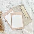 Beige linnen bewaarzakje met label en twee kaartjes met de tekst ‘Mijn handje’ en ‘Mijn voetje’.