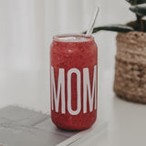 Hoog drinkglas met wit opschrift ‘Mom’, gevuld met een rood drankje en een transparant rietje.
