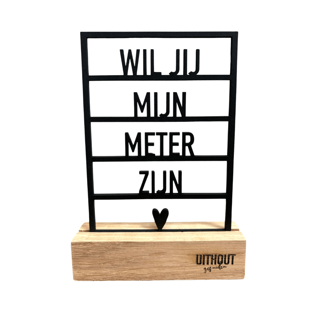 Zwart houten frame met de tekst ‘Wil jij mijn meter zijn?’ en een hartje, op een eiken blokstandaard.