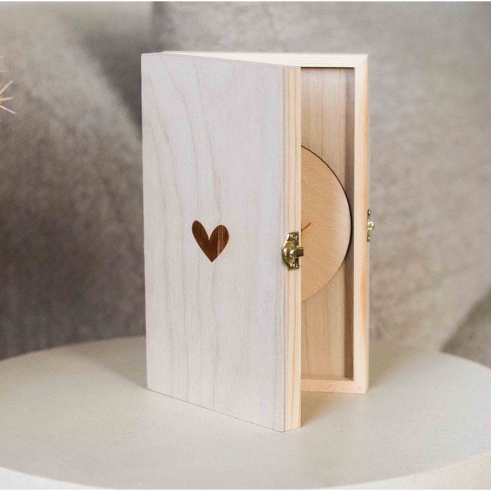 Houten kistje ‘Ik word grote zus’, rechtop en op een kier, met een gegraveerd hartje op de voorkant.