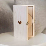 Houten kistje op een kier, met gegraveerd hartje op het deksel en een houten cirkel aan de binnenkant.