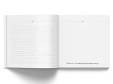 Open invulboek ‘Ik mis je zo’ met links een gelijnde pagina en rechts ruimte voor foto’s en andere herinneringen.