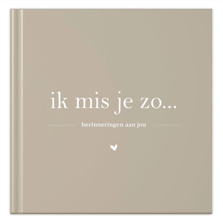 Taupe invulboek ‘Ik mis je zo’ met witte titel, de tekst ‘herinneringen aan jou’ en een wit hartje op de cover.