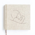 Invulboek Mijn Eerste Jaar met lichtbeige cover, lijntekening van ouder en baby en een leeslint.