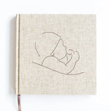 Invulboek Mijn Eerste Jaar met lichtbeige cover, lijntekening van ouder en baby en een leeslint.