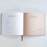 Invulboek Mijn Eerste Jaar, open bij de pagina’s ‘Wanneer kon ik…’ en ‘Eerste lach’, met ruimte om in te vullen.